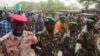 尼日爾軍人和民眾上街遊行抗議美國駐軍。 （2024年4月13日）