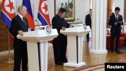 19일 북한을 방문 중인 블라디미르 푸틴 러시아 대통령과 김정은 북한 국무위원장이 정상회담 후 기자회견을 갖고 있다.