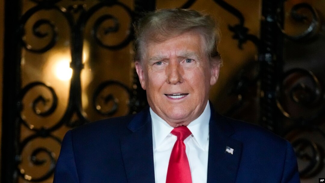 Bivši američki predsjednik Donald Tramp obraća se novinarima na Floridi (Foto: AP/Rebecca Blackwell)