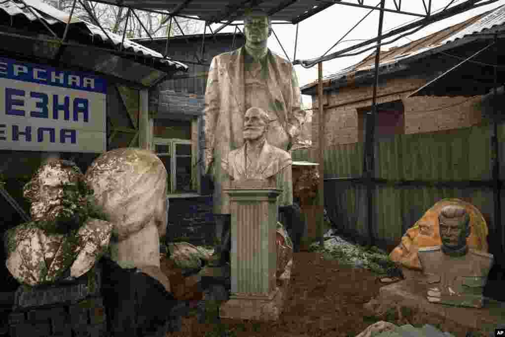 Estatuas de la época soviética, descartadas en el exterior de un taller de vidrio, en Járkov, Ucrania, el 28 de febrero de 2023. (AP Foto/Vadim Ghirda).