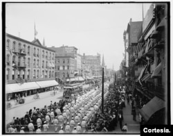 Desfile del Día del Trabajo en Buffalo, Nueva York, 1901, original de Detroit Publishing Co. Forma parte del fondo de la División de Grabados y Fotografías de la Biblioteca del Congreso.