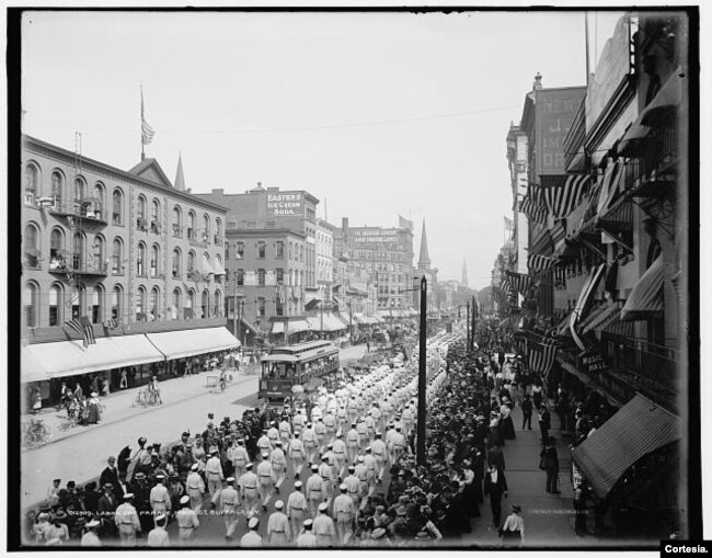 Desfile del Día del Trabajo en Buffalo, Nueva York, 1901, original de Detroit Publishing Co. Forma parte del fondo de la División de Grabados y Fotografías de la Biblioteca del Congreso.