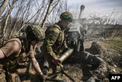 Prajurit Ukraina menembak dengan howtitzer M119 105mm ke posisi Rusia di dekat Bachmut, pada 23 Maret 2023, di tengah invasi Rusia ke Ukraina. (Foto: AFP/Aris Messinis)