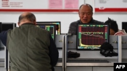 中國安徽省阜陽市的股市投資人正在觀看市場動向。（2024年1月17日）