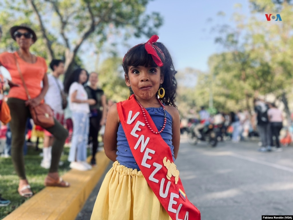 Niña vestida con el tricolor de su país Venezuela. Su madre alegó “está disfrazada del mejor país del mundo”.