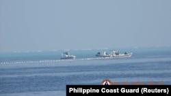 菲律宾海岸警卫队9月24日发布的照片显示，中国海警船在浮标旁。