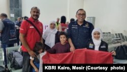Abdillah Onim, pegiat kemanusiaan asal Indonesia bersama istri dan ketiga anaknya, tiba di Kairo, Mesir, Jumat, 3 November 2023, setelah berhasil dievakuasi dari Gaza via Rafah, (Foto: KBRI Kairo)