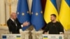El presidente del Consejo Europeo, Charles Michel, izquierda, y el presidente ucraniano, Volodymyr Zelenskyy, asisten a una conferencia de prensa en Kiev, Ucrania, el martes 21 de noviembre de 2023. (Foto AP/Efrem Lukatsky)