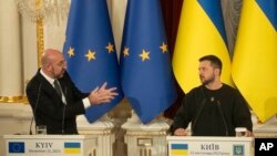 El presidente del Consejo Europeo, Charles Michel, izquierda, y el presidente ucraniano, Volodymyr Zelenskyy, asisten a una conferencia de prensa en Kiev, Ucrania, el martes 21 de noviembre de 2023. (Foto AP/Efrem Lukatsky)