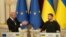 El presidente del Consejo Europeo, Charles Michel, izquierda, y el presidente ucraniano, Volodymyr Zelenskyy, asisten a una conferencia de prensa en Kiev, Ucrania, el martes 21 de noviembre de 2023. (Foto AP/Efrem Lukatsky)
