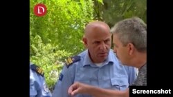 Isečak iz video snimka portala Gazetademos na kojem se vide policajci i Ljubinko Karadžić