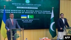 Ukrainian Foreign Minister Dmytro Kuleba and his Pakistan's counterpart Bilawal Bhutto Zardari address a joint press conference in Islamabad on July 20, 2023. 