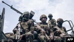 Des soldats kenyans appartenant à la force déployée par les pays d'Afrique de l'Est en RDC patrouillent à Goma.