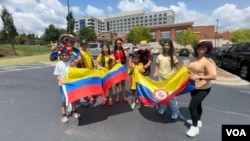 Aficionados colombianos esperan a la selección cafetera cerca del hotel donde se hospeda el equipo