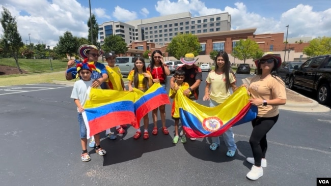 Aficionados colombianos esperan a la selección cafetera cerca del hotel donde se hospeda el equipo