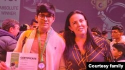  پاکستان کے طالبعلم سودیس شاہد کوپر نیکس ایوارڈ کے ساتھ کوپر نیکس کی منتظم مرینا برونزیری کے ساتھ ۔ 