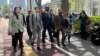 Motoki Taniguchi (kedua dari kiri di depan), salah satu pengacara Maurice Shelton (depan tengah), dan Syed Zain (kedua dari kanan depan), tiba di depan Gedung Pengadilan Distrik Tokyo di Tokyo, Senin, 15 April 2024. (AP/Yuri Kageyama)