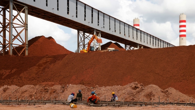 Gundukan bauksit disimpan di pabrik aluminium terintegrasi Shandong Nanshan Aluminium di Bintan, 5 Mei 2023. (REUTERS/Edgar Su)