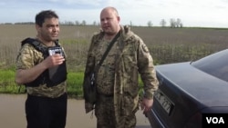 One of the two injured journalists, Idrak Jamalbeyli, who reports for VOA’s Azerbaijani Service, interviews a Ukrainian soldier. 