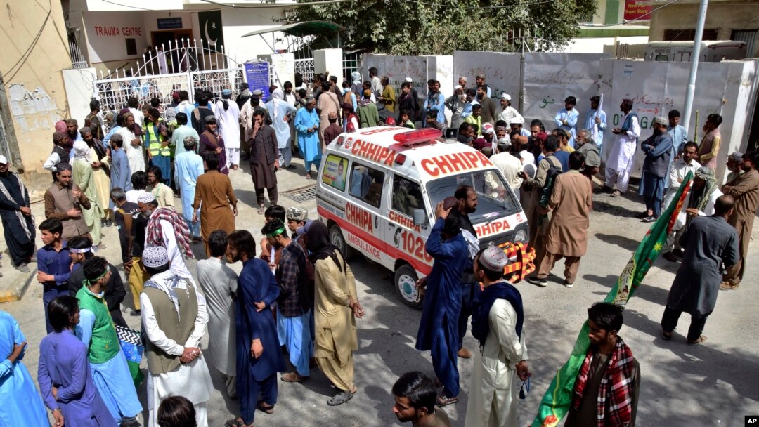 Orang-orang berkumpul di sebuah rumah sakit, tempat dibawanya korban luka akibat ledakan bom, di Quetta, Pakistan, Jumat, 29 September 2023. (Foto: Ilustrasi/AP)