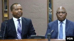 John Mushayavanhu, left, the Reserve Bank of Zimbabwe’s new governor, said April 4, 2024, that the bank’s balance sheet was healthy, with mineral reserves worth $175 million. At right is his predecessor, John Mangudya. (Columbus Mavhunga/VOA)