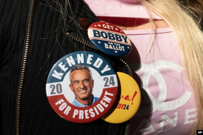 Pristalice nose bedževe kampanje tokom skupa podrške nezavisnom predsjedničkom kandidatu Robertu F. Kennedyju mlađem, u Los Angelesu, 30. marta 2024.