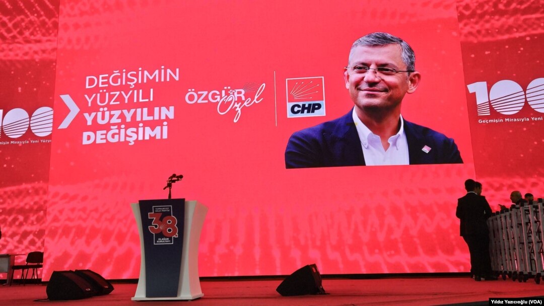 CHP'de genel başkanın değişmesi üzerine bugün kurultay salonunda sahnede Özgür Özel'in fotoğrafı ve mesajları kullanılmaya başlandı.