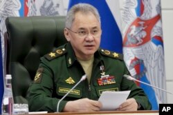 Menteri Pertahanan Rusia Sergei Shoigu dalam pertemuan dengan pejabat tingkat tinggi di Moskow, Rusia, Jumat, 14 April 2023. (Layanan Pers Kementerian Pertahanan Rusia via AP)