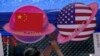 Hiasan planet berbentuk bendera China dan Amerika di Beijing pada 13 Mei 2023. Kementerian Luar Negeri China pada Kamis (2/11) mengatakan seorang pejabat tinggi dari departemen tersebut akan memimpin delegasi dalam pembicaraan nuklir China-AS.(Foto: AP)