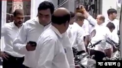 ভারতের রাজধানী দিল্লির আদালত চত্বরে আইনজীবীদের মধ্যে বচসা-মারামারিতে চলল গুলি। 