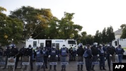 资料照片：南非警察在比勒陀利亚的联合国难民事务高级专员办事处前集合。(2023年4月21日)