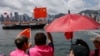一艘渔船驶过香港维多利亚港，庆祝这个前英国殖民地主权移交中国27周年。(2024年7月1日)