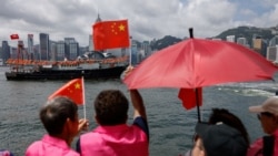 一艘漁船駛過香港維多利亞港，慶祝這個前英國殖民地主權移交中國27週年。 (2024年7月1日)