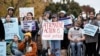 资料照片：2022年10月31日，活动人士在位于华盛顿的美国最高法院听取两起可能决定大学招生平权行动未来的案件口头辩论时举行示威。（美联社照片）