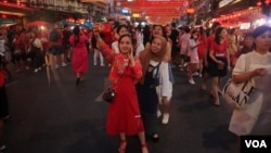 中国游客在泰国首都曼谷过年。（2024年2月11日）
