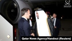 د قطر د بهرنیو چارو وزیر محمد بن عبدالعزیز بن صالح الخلافي د فرانسې جمهور رئیس ایمانیول مکرون ته د دوحې په نړیوال هوایي ډګر کې ښه راغلاست ووایه. 