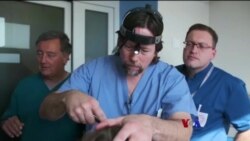 ယူကရိန်းစစ်ပွဲကြားက plastic surgeons ခွဲစိတ်ဆရာဝန်များ