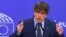 2023 年7 月5 日，加泰隆尼亞議員卡萊斯·普伊格德蒙特(Carles Puigdemont) 在比利時布魯塞爾歐洲議會與加泰隆尼亞議員安東尼·科明(Antoni Comin) 和克拉拉·龐薩蒂(Clara Ponsati) 舉行聯合記者會，討論他們的在歐洲議會的議員豁免權。（資料照片）