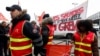 Para pekerja Menara Eiffel di Paris, Prancis melakukan aksi mogok kerja untuk hari kedua, Selasa (20/2). 