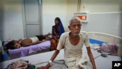 အပူချိန်ပြင်းထန်မှုကြောင်းဆေးရုံတက်ကုသမှုခံယူနေရတဲ့ အိန္ဒိယနိုင်ငံသားများ၊ ဂျွန် ၁၉၊ ၂၀၂၃