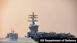 Kapal induk AS, UsS Dwight D. Eisenhower di Selat Hormuz antara Teluk Persia dan Teluk Oman, 14 Desember 2024. (Foto: Departemen Pertahanan AS).