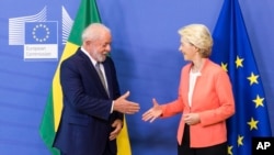 European Commission President Ursula von der Leyen, right, greets Brazil's President Luiz Inácio Lula da Silva prior to a meeting at EU headquarters in Brussels, July 17, 2023. 