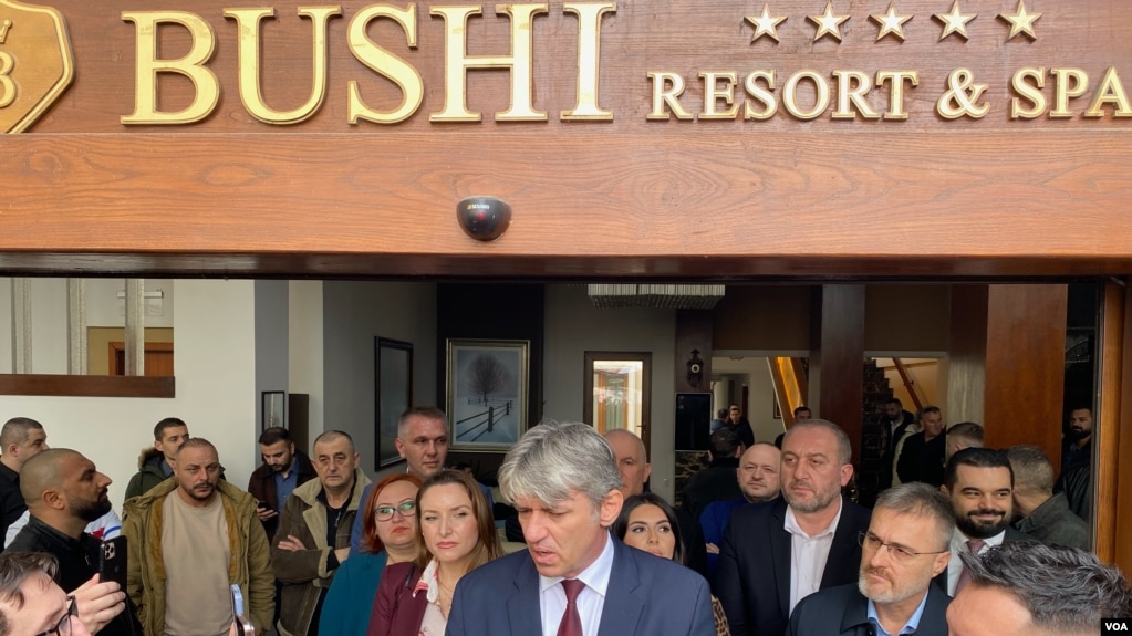 Shkup, vijojnë përçarjet në partinë Aleanca për Shqiptarët. Parlamenti shkarkon dy ministra