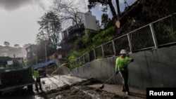 La fuerte tormenta del Pacífico ha producido deslizamientos de suelo en áreas de colinas en California obligando a residentes a buscar resguardo en sitios seguros; lodo, piedras y árboles caídos deja el fenémeno con marcas históricas para ese Estado de la costa oeste.