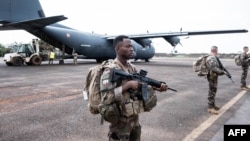 Le départ de l'armée française du Niger est célébré comme "une nouvelle étape vers la souveraineté du Niger" par les militaires au pouvoir à Niamey.