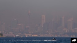 FILE - Selimut asap tebal menyelimuti sebagian wilayah Sydney, 14 September 2023. Sydney memberlakukan larangan kebakaran total untuk pertama kalinya dalam hampir tiga tahun, Selasa, 19 September 2023. (AP/Mark Baker, File)