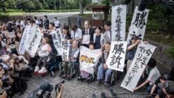 Para korban sterilisasi paksa berdasarkan undang-undang eugenika yang sekarang sudah tidak berlaku, bersama para pengacara dan pendukung mereka, merayakan keputusan pengadilan tinggi Jepang di luar Mahkamah Agung Jepang di Tokyo, 3 Juli 2024. (Yuichi YAMAZAKI / AFP)