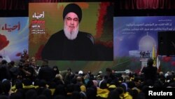 Pemimpin Hizbullah Lebanon Sayyed Hassan Nasrallah menyapa para pendukungnya secara vitual dalam sebuah acara di Beirut, pada 11 November 2023. (Foto: Reuters/Aziz Taher)