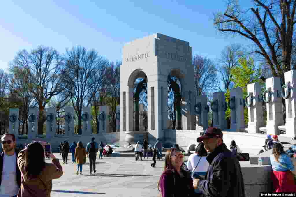 El monumento a la Segunda Guerra Mundial es otra de las paradas obligatorias de los turistas en Washington, DC.