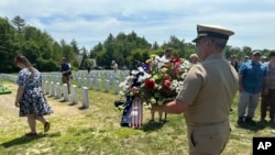 Stotine stranaca došlo je se da se oprosti od bivšeg američkog marinca Gerryja Brooksa na Memorijalnom groblju veterana Mainea u Augusti, Maine, 20. juna 2024.